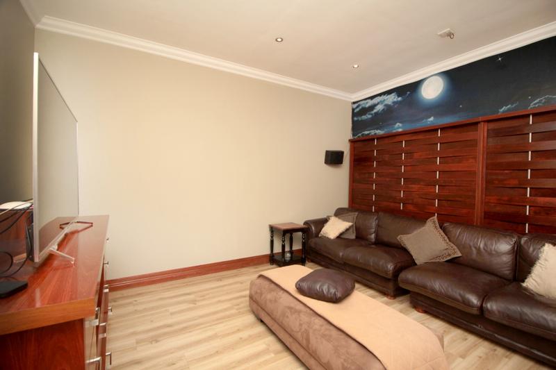 5 Bedroom Property for Sale in Linkside Western Cape
